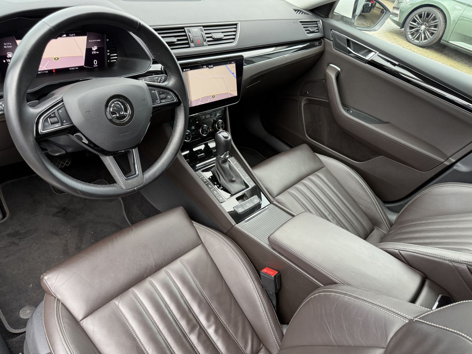 Fahrzeugabbildung SKODA Superb Combi 1.4 TSI iV L&K NAV+LED+KAMERA+VCOCK