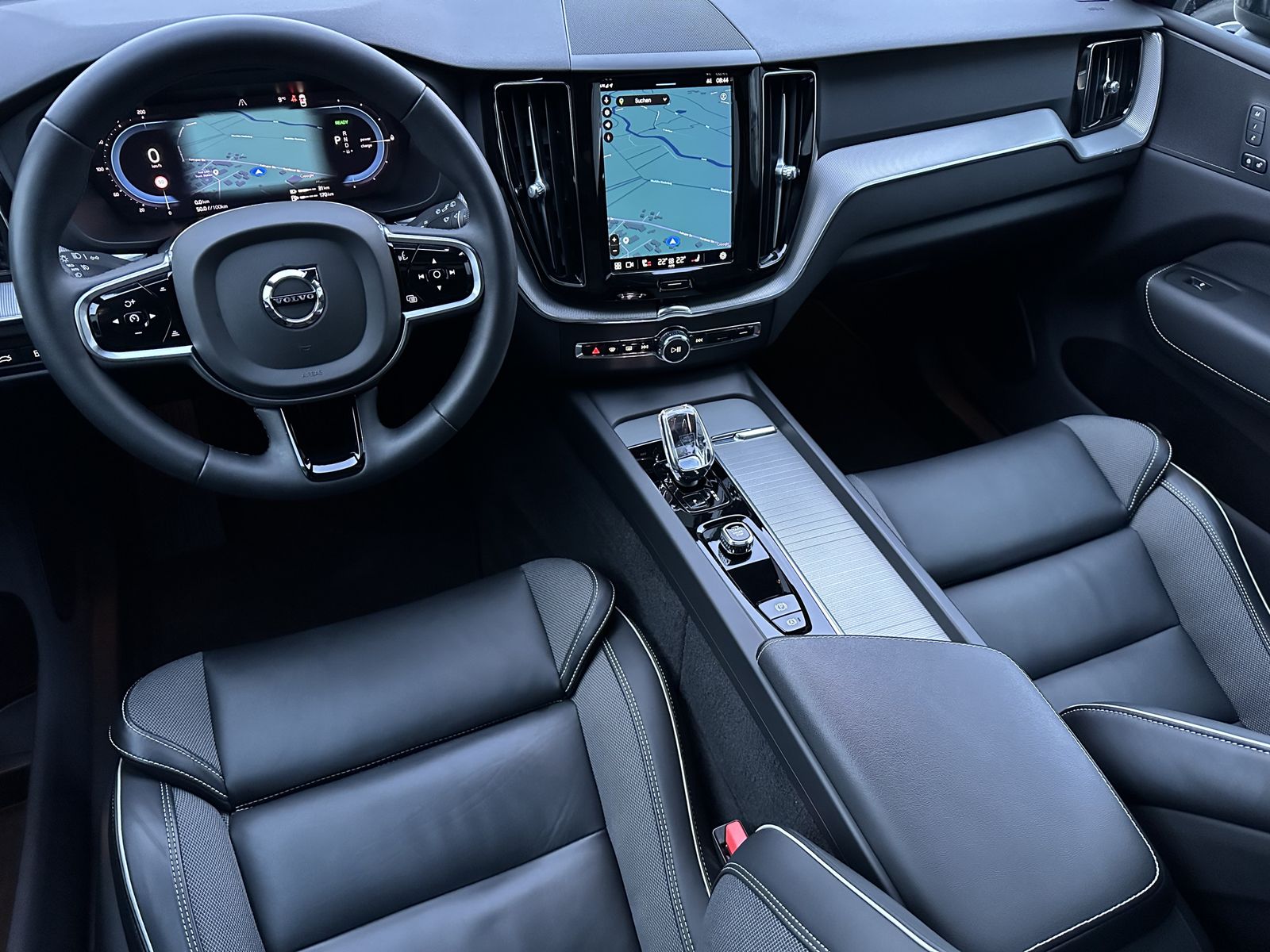 Fahrzeugabbildung Volvo XC60 T6 AWD Recharge Plus Dark NAV+LED+VCOCK+KAM