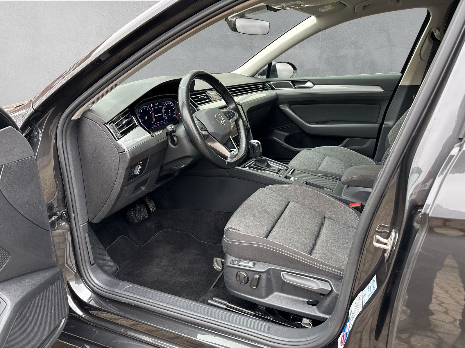 Fahrzeugabbildung Volkswagen Passat Variant 1.5 TSI Business AHK Kamera AppCo