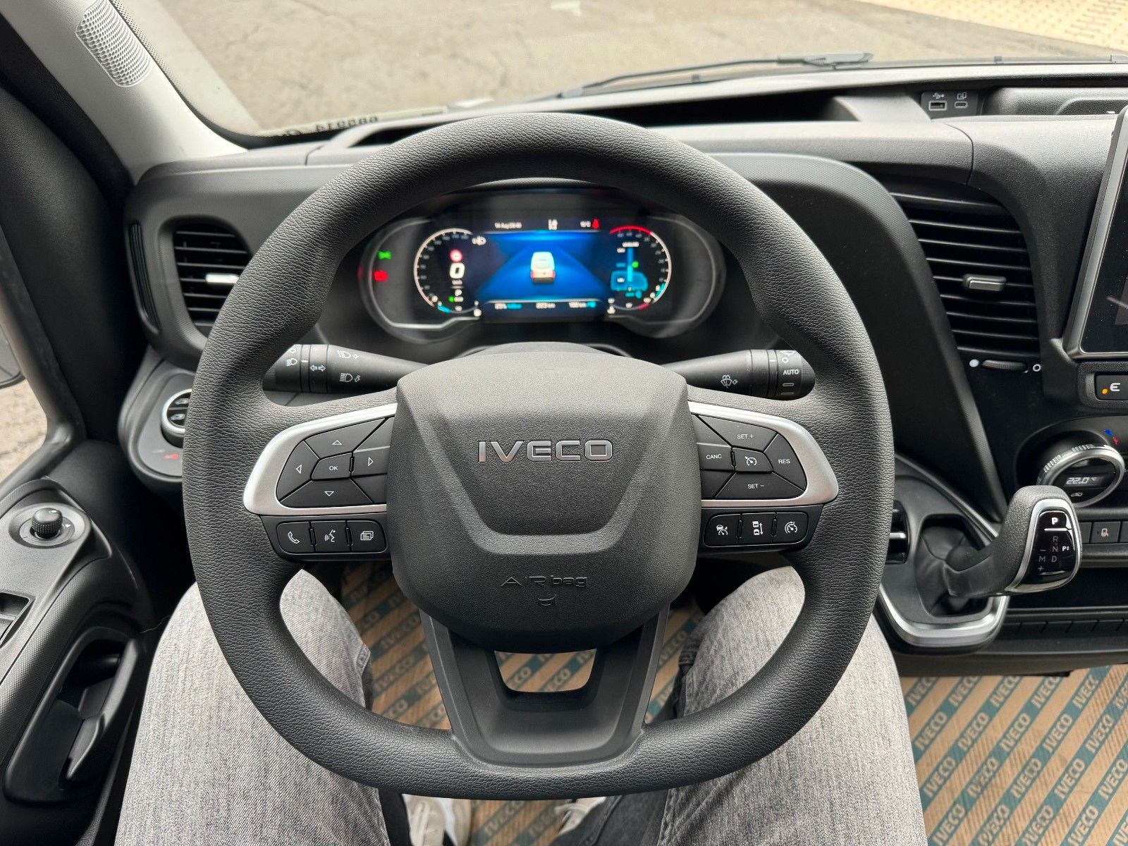 Fahrzeugabbildung Iveco Daily 35S18HA8 3.0L *R3.520mm*AHK*2xSchiebetür*