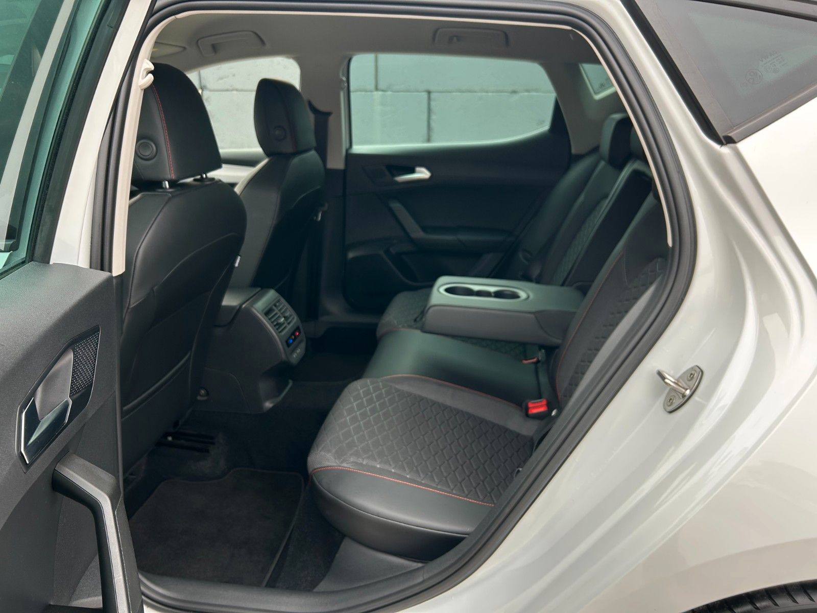 Fahrzeugabbildung SEAT Leon 1.5 TSI FR ACC LED VC SHZ LHZ Kam Ambiente