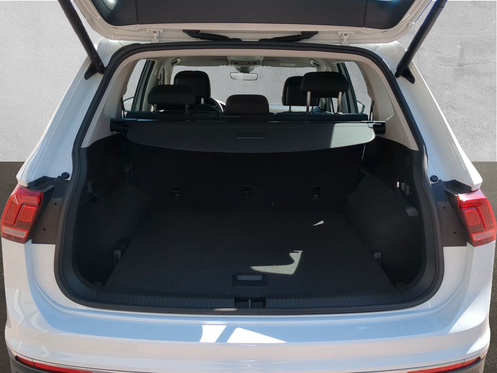 Fahrzeugabbildung Volkswagen Tiguan Allspace 1.5 TSI Life Kamera HuD SHZ AppC
