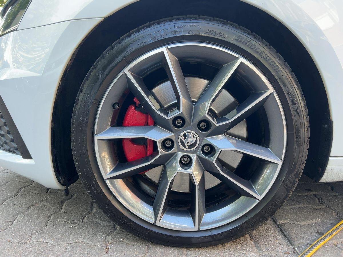 Skoda Octavia 2.0 TSI RS 6-Gang LED PDC Navi ACC
