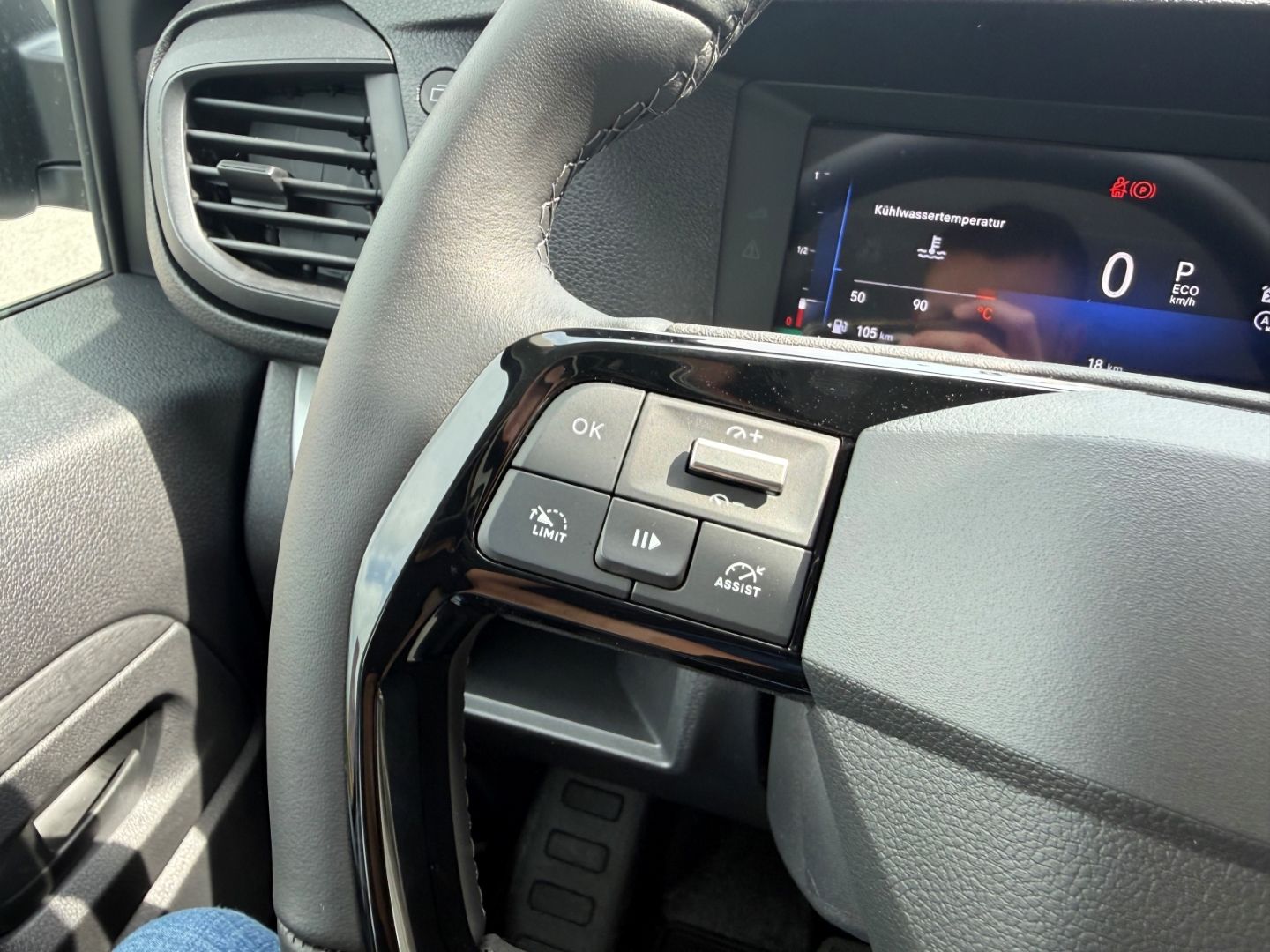 Fahrzeugabbildung Opel Vivaro 2.2 XL +SHZ+LHZ+Kamera+Laderaumschutz