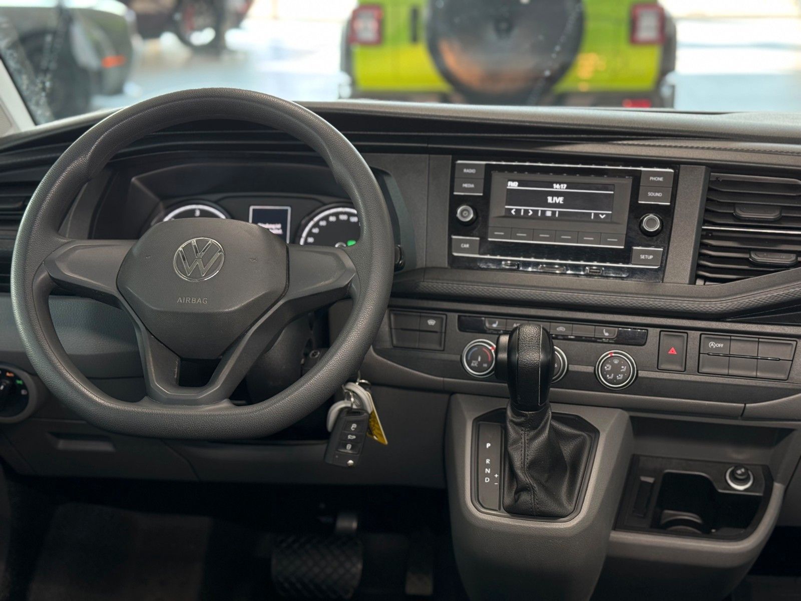 Fahrzeugabbildung Volkswagen T6 Transporter Kombi 2.0 TDI "Klima  9-Sitzer"