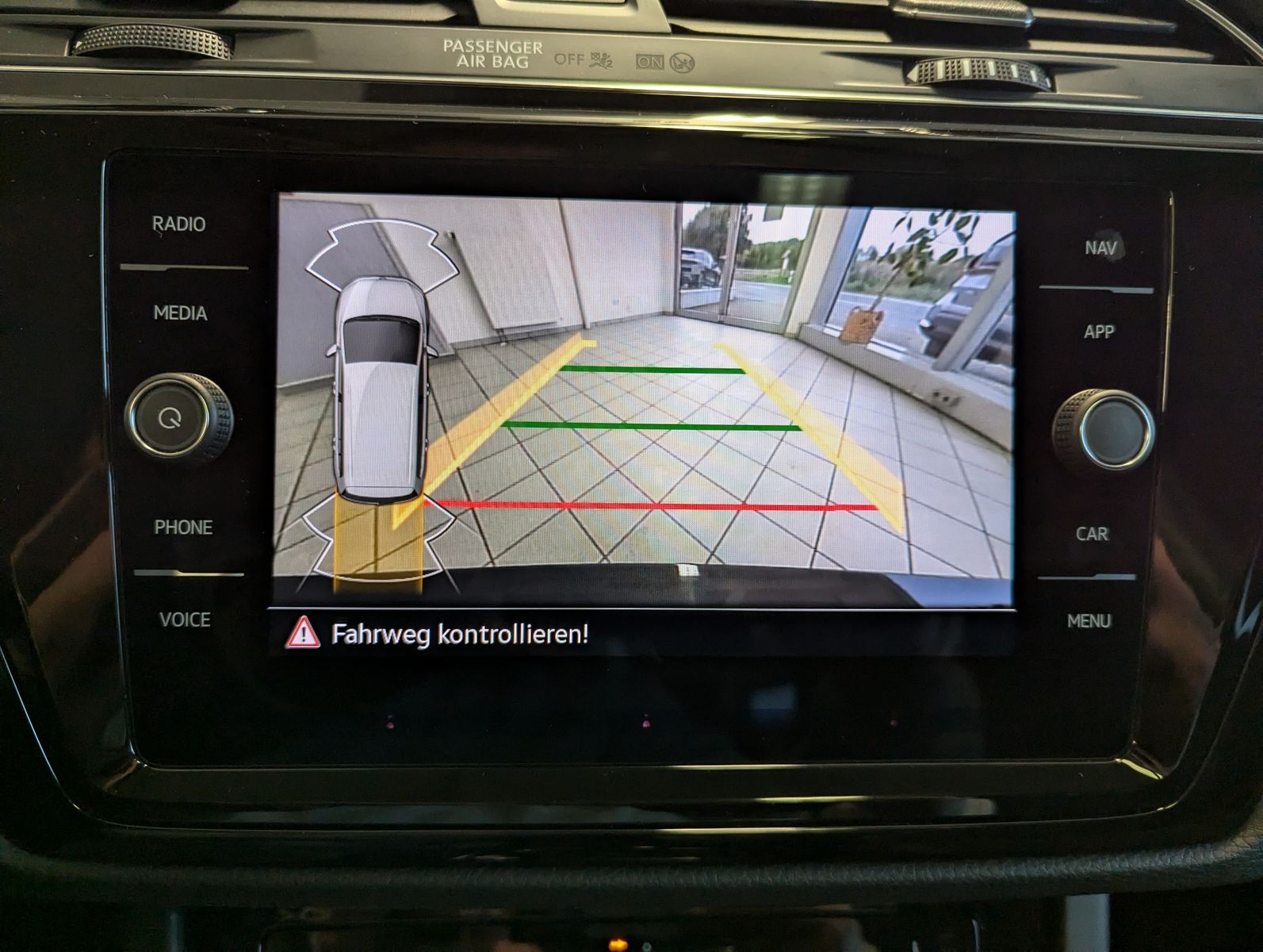 VW Touran 2.0 DSG R-Line High. Pano 7-Si IQ.Drive A - Image 32