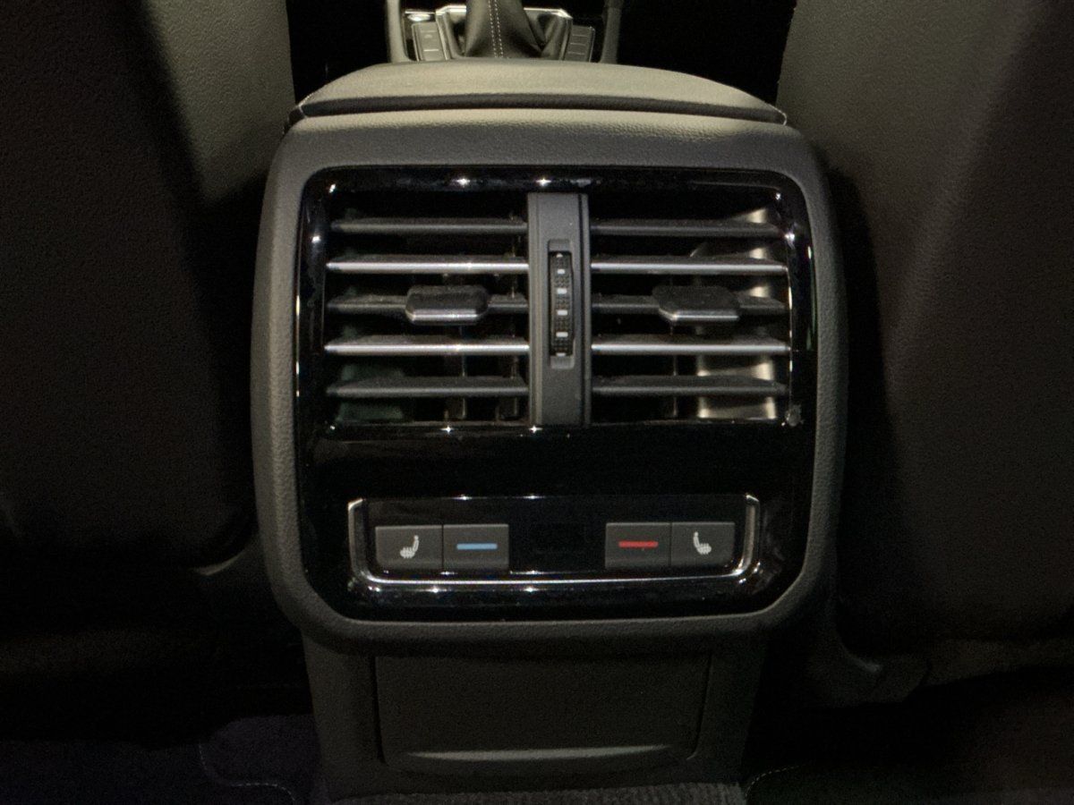 Fahrzeugabbildung Volkswagen Passat Variant Comfortline R-Line 1.4 TSI Navi