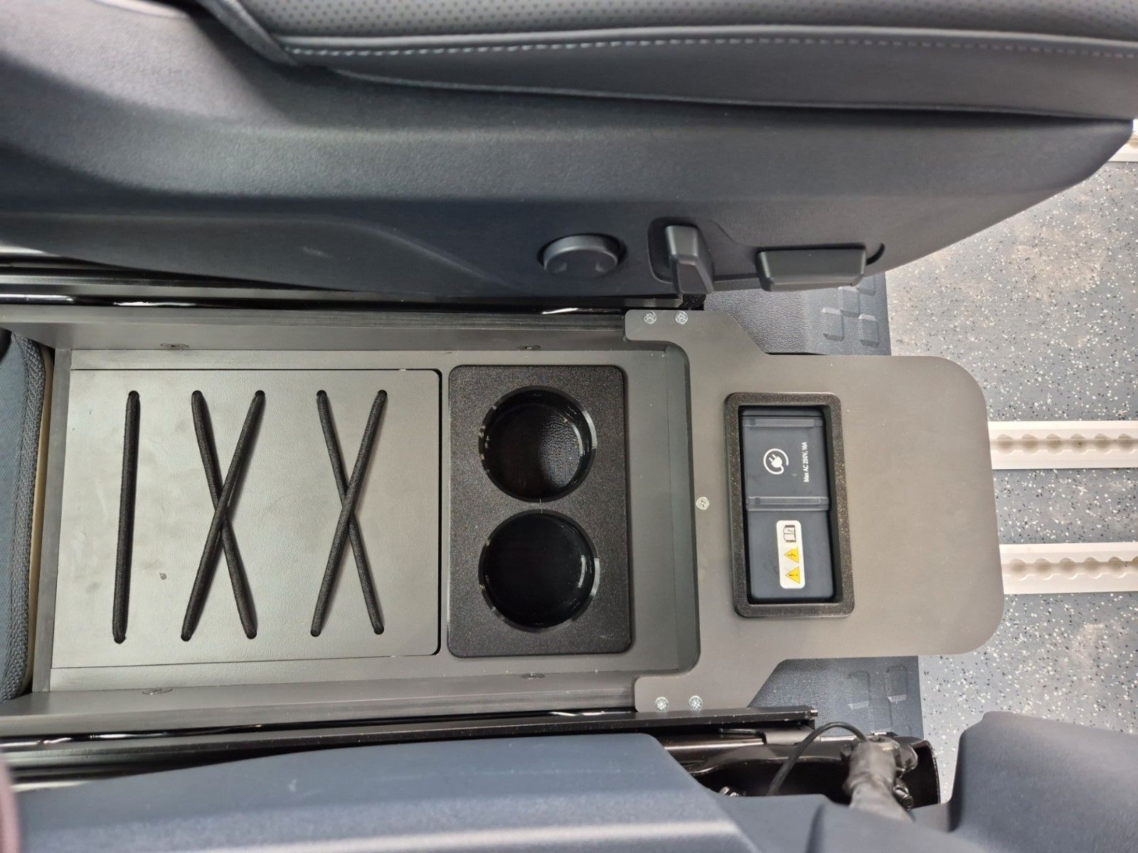 Fahrzeugabbildung Kia PV5 Passenger Sonderumbau Schienensystem Camper