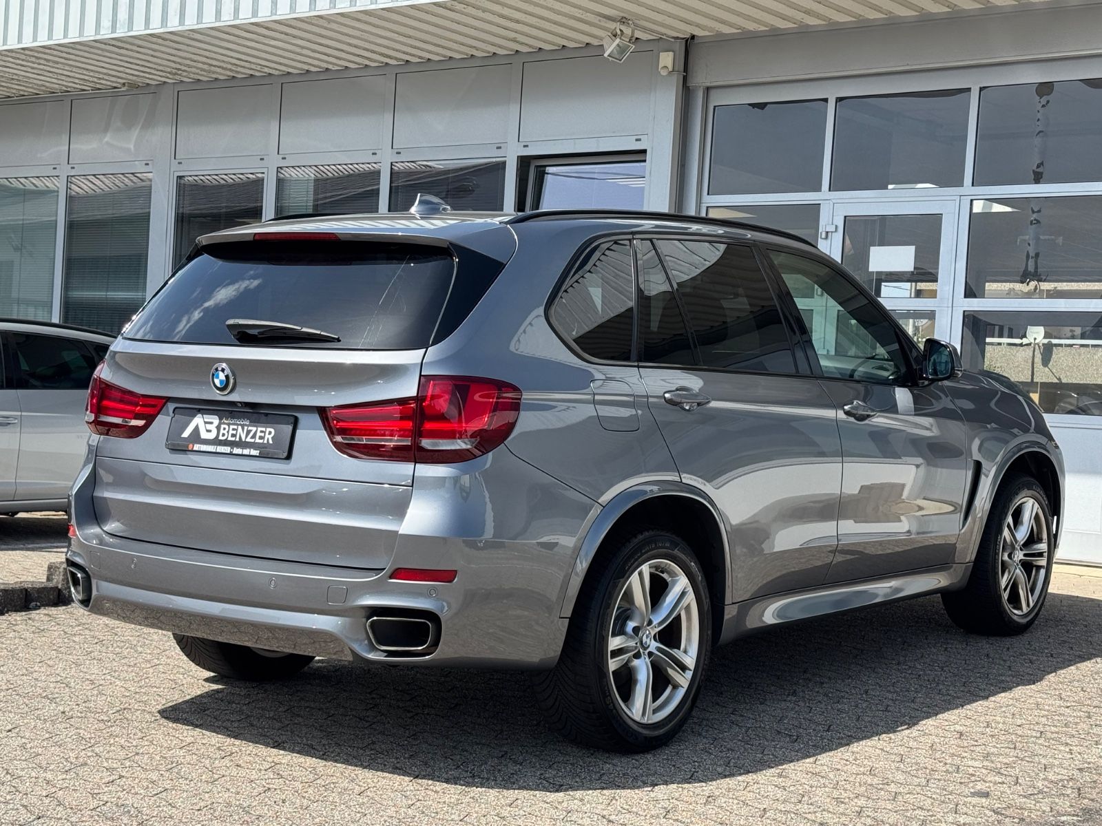 Fahrzeugabbildung BMW X5 sDrive 25 d/M-Paket/Leder/AHK/R-Cam/Xenon/SHZ