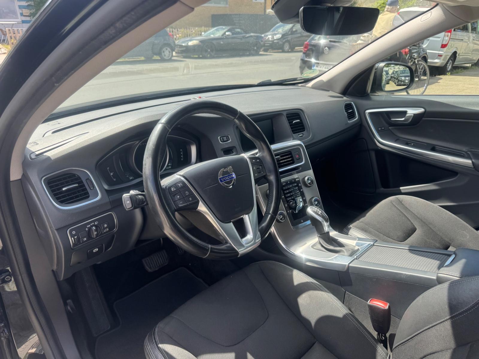 Volvo V60 2015 — photo 10