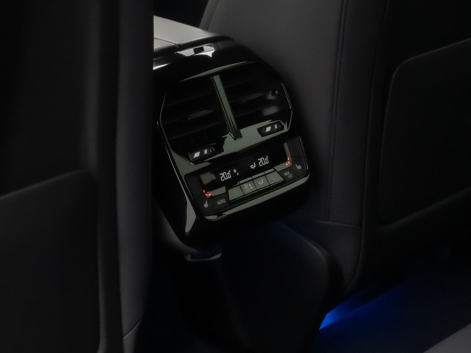 Fahrzeugabbildung BMW iX xD50 Sport 360°H/K DAB SoftCl AHK Komfort 21"
