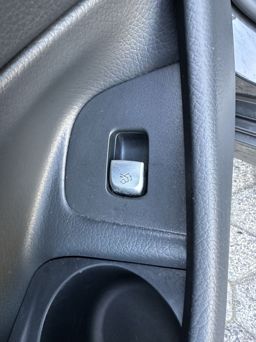 Fahrzeugabbildung Mercedes-Benz E 220d T AMG Line NAV+LED+ACC+HUD+KAM+AHK+18ZOLL