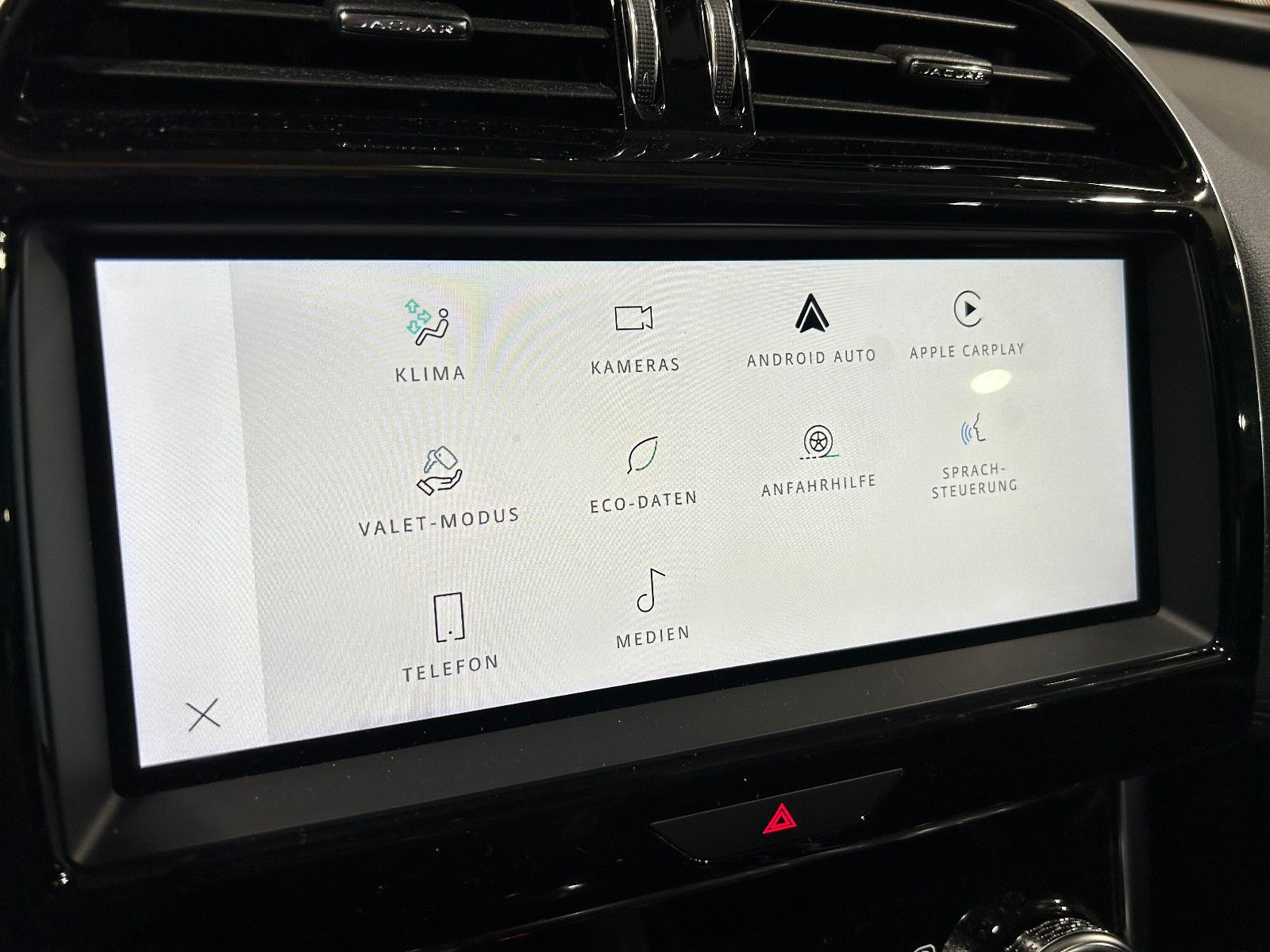 Fahrzeugabbildung Jaguar XE S/APPLE/KAMERA/SHZ/KLIMA/1.HAND