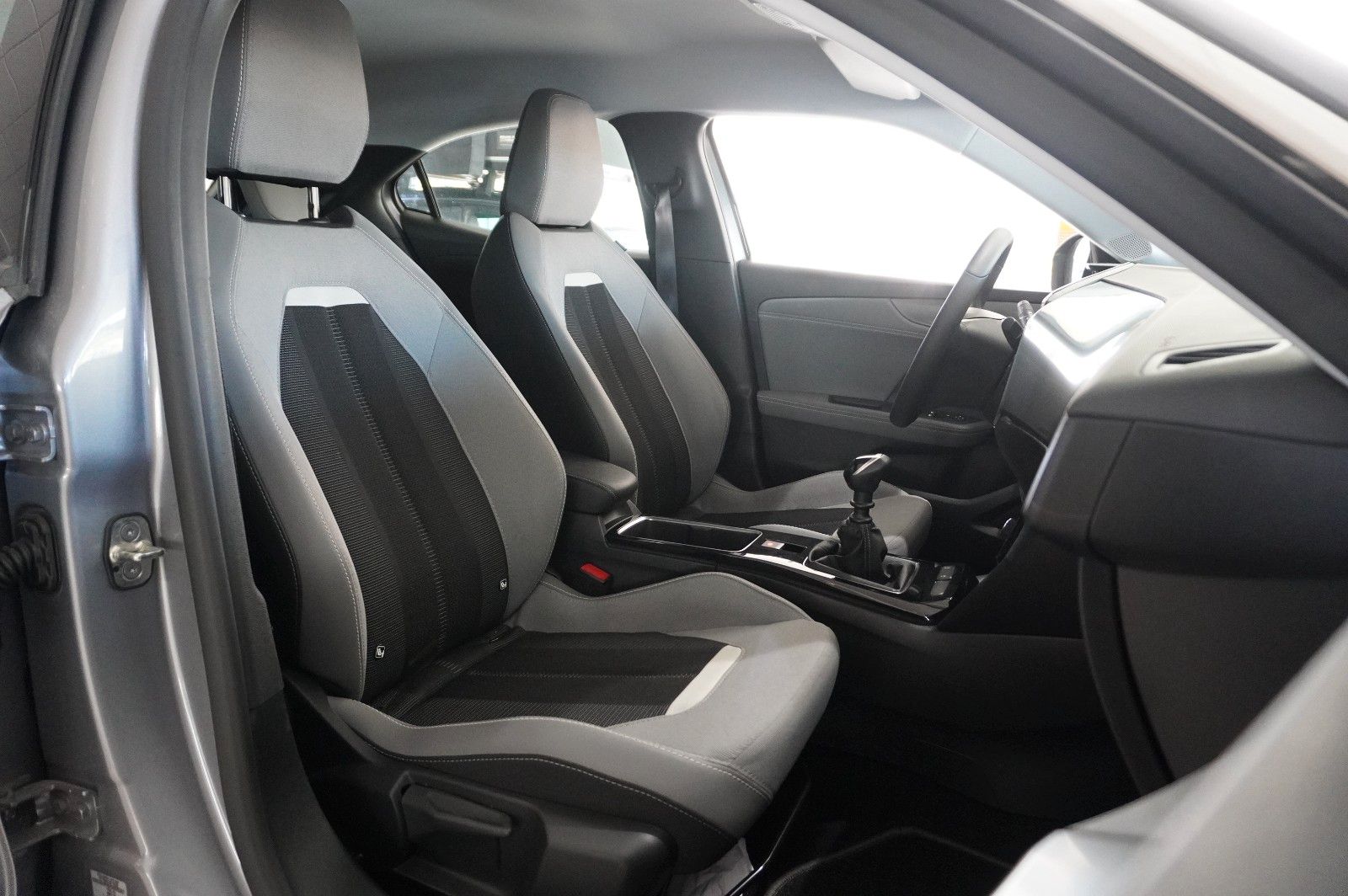 Fahrzeugabbildung Opel Mokka ELEGANCE 1.2T NAVI/LED/KAMERA/SPORT/SH/DAB