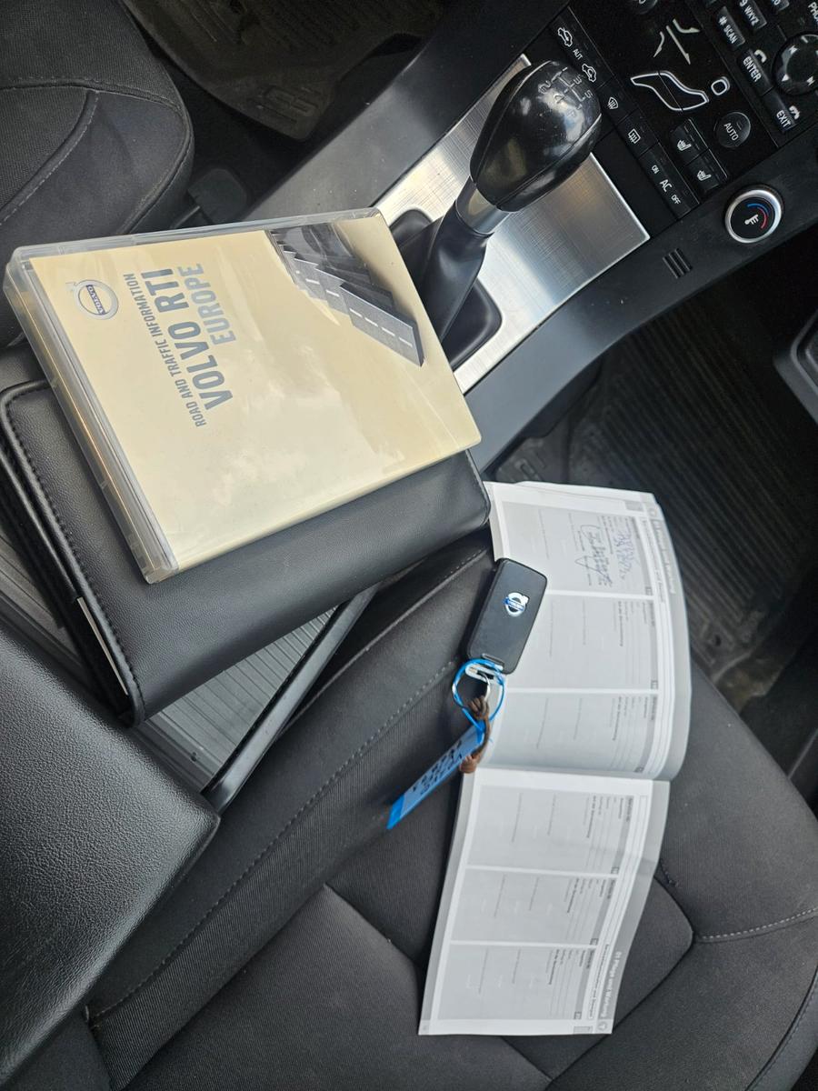 Volvo V70 2010 — photo 19