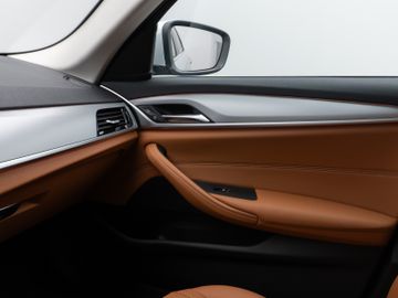 Fahrzeugabbildung BMW 530d Tour HUD ACC Kamera DAB  Komfortzugang