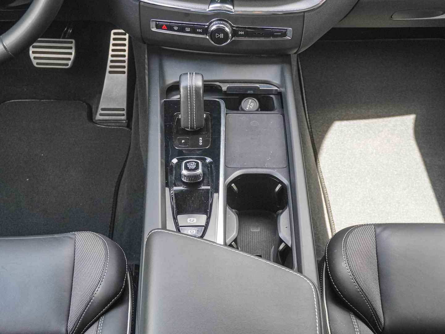 Volvo XC60 R Design AWD AHK Navi Leder Digitales Cockp foto 13