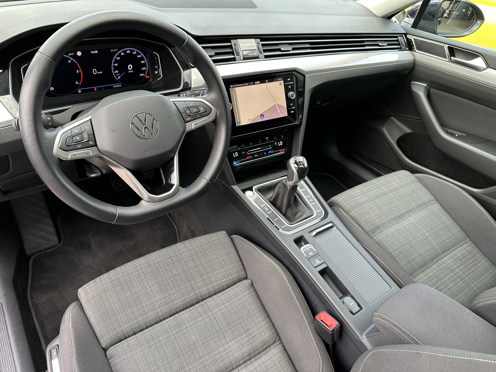 Fahrzeugabbildung Volkswagen Passat Variant 2.0 TDI Business NAV+LED+ACC+PANO