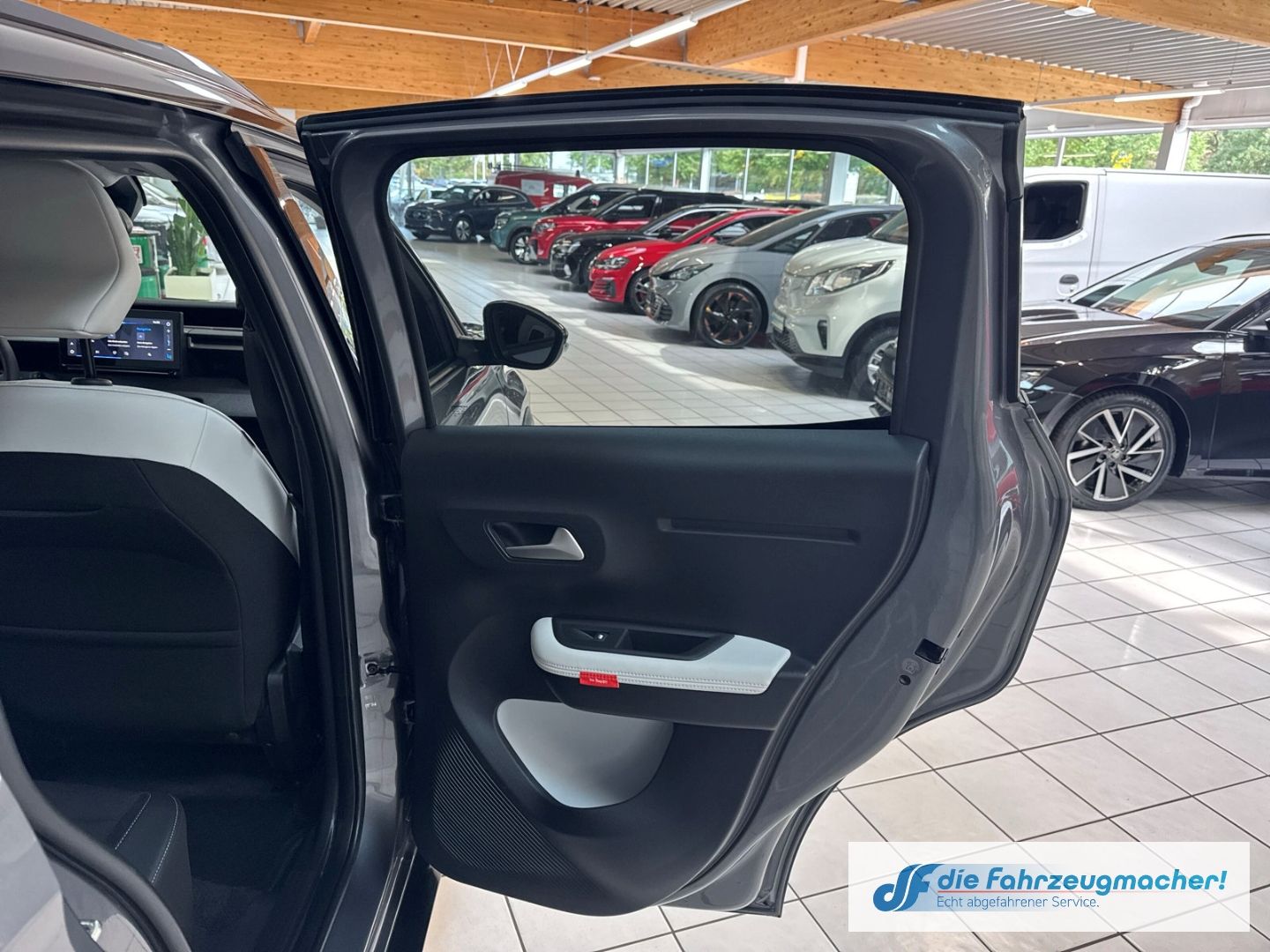 Fahrzeugabbildung Citroën C3 E 113 MAX HUD Navi Soundsystem LED Apple CarP