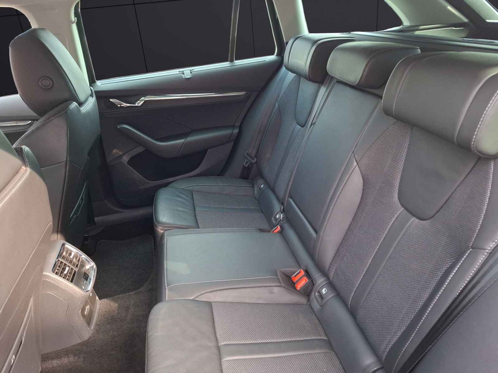 Fahrzeugabbildung SKODA Octavia Combi TDI First-Edition DSG Matrix Navi