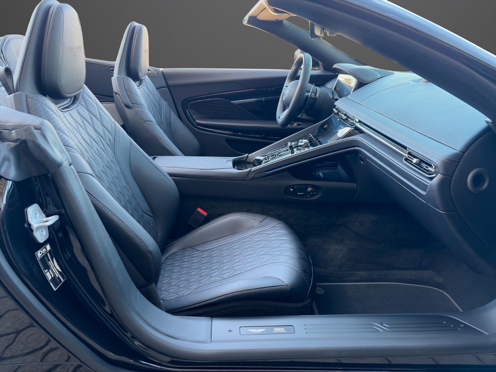 Fahrzeugabbildung Aston Martin DB12 4.0 V8 Volante PPF Bowers & Wilkins