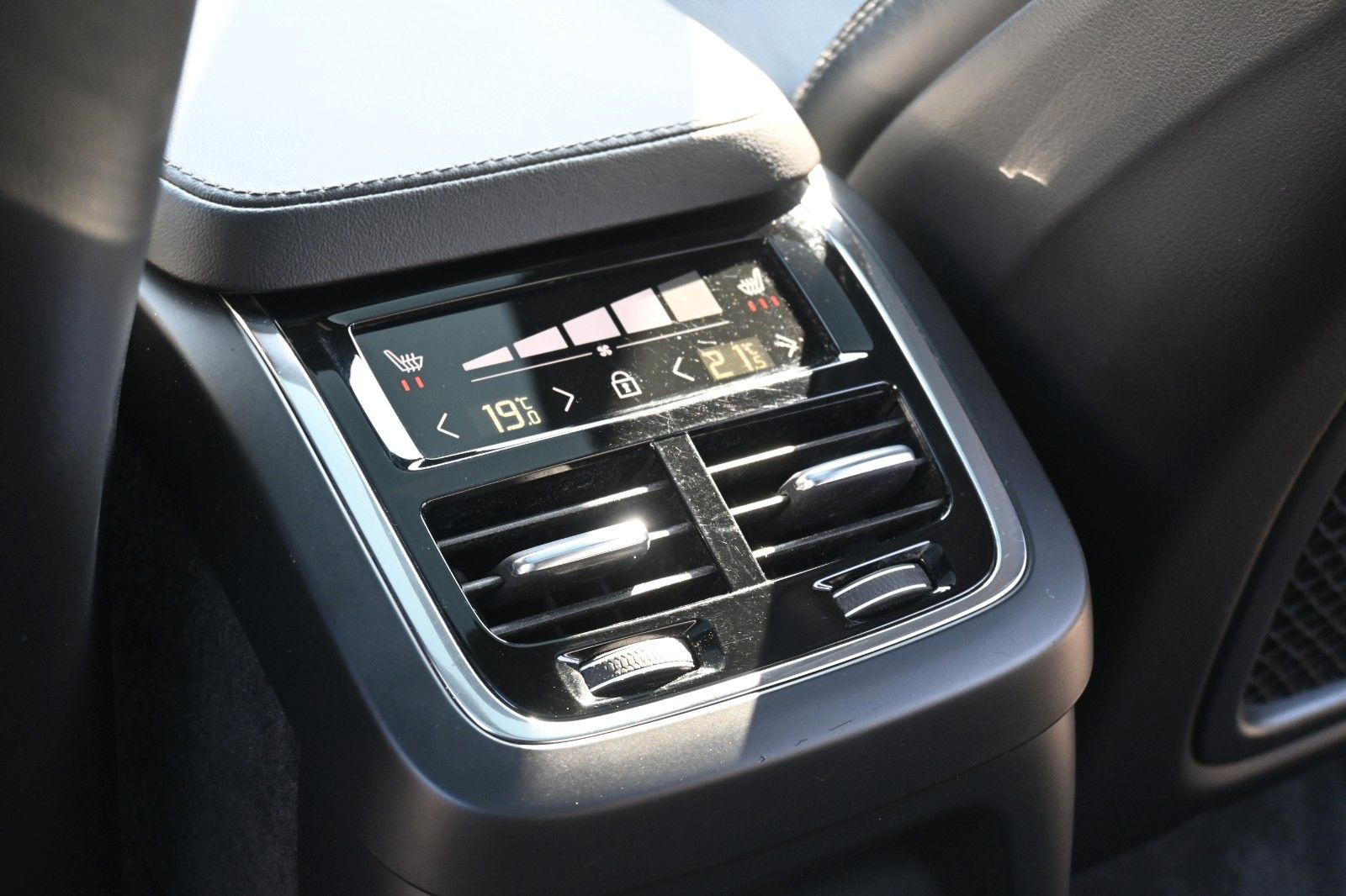Fahrzeugabbildung Volvo XC90 R Design RC T8 Plug-In Hyb.AWD*LUFT*AHK*LED