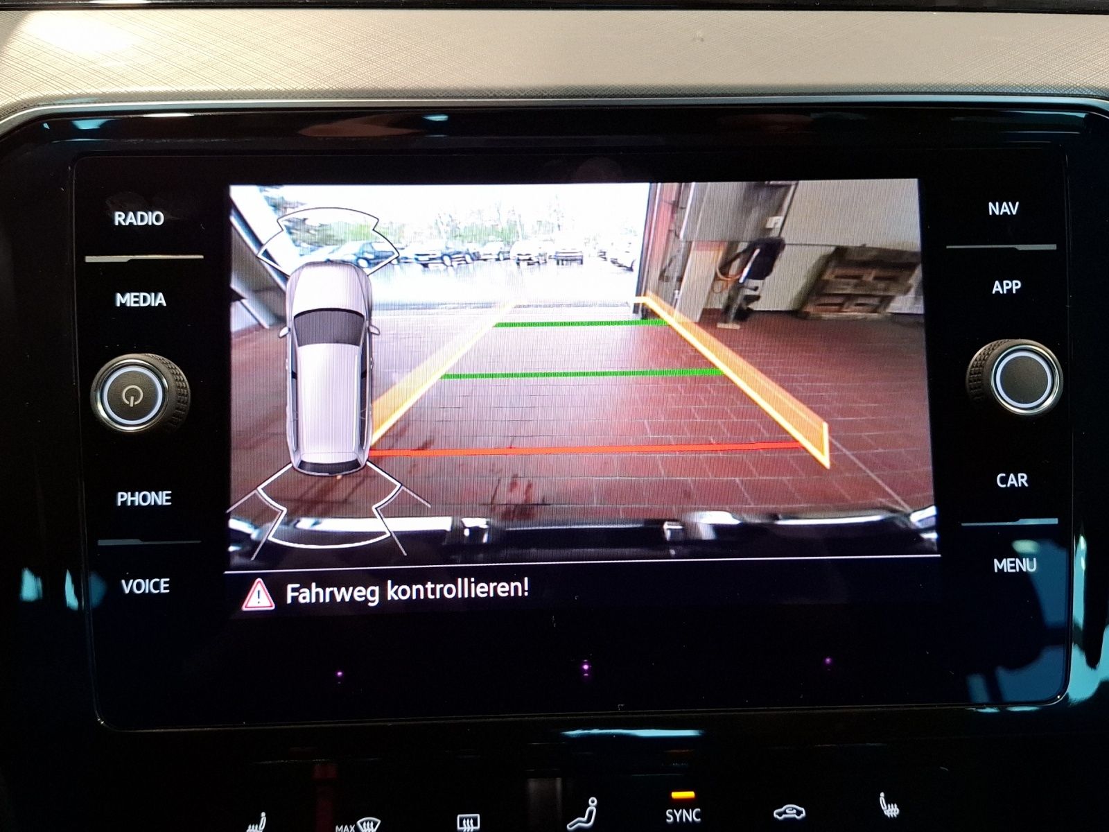 Fahrzeugabbildung Volkswagen Passat Variant TDI Business DSG Matrix AHK Navi