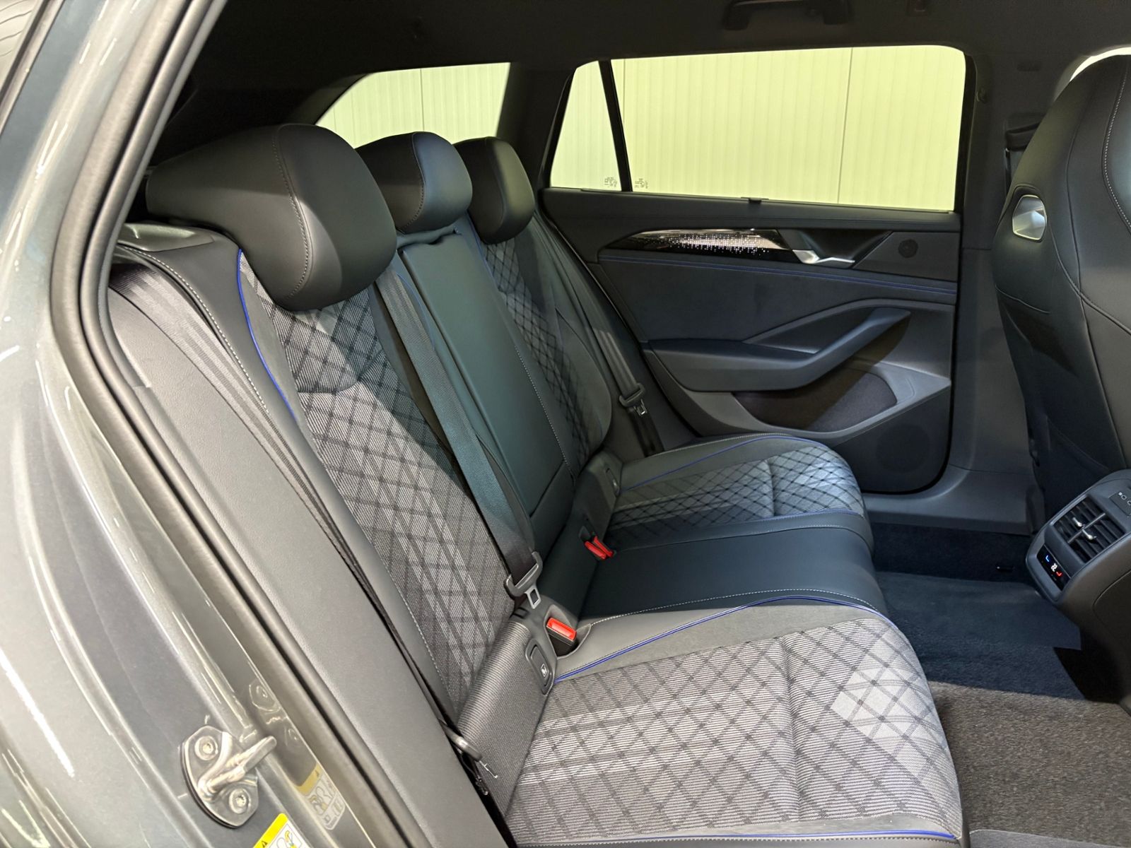Passat Variant R-line 2.0 TDI DSG AHK RFK LED
