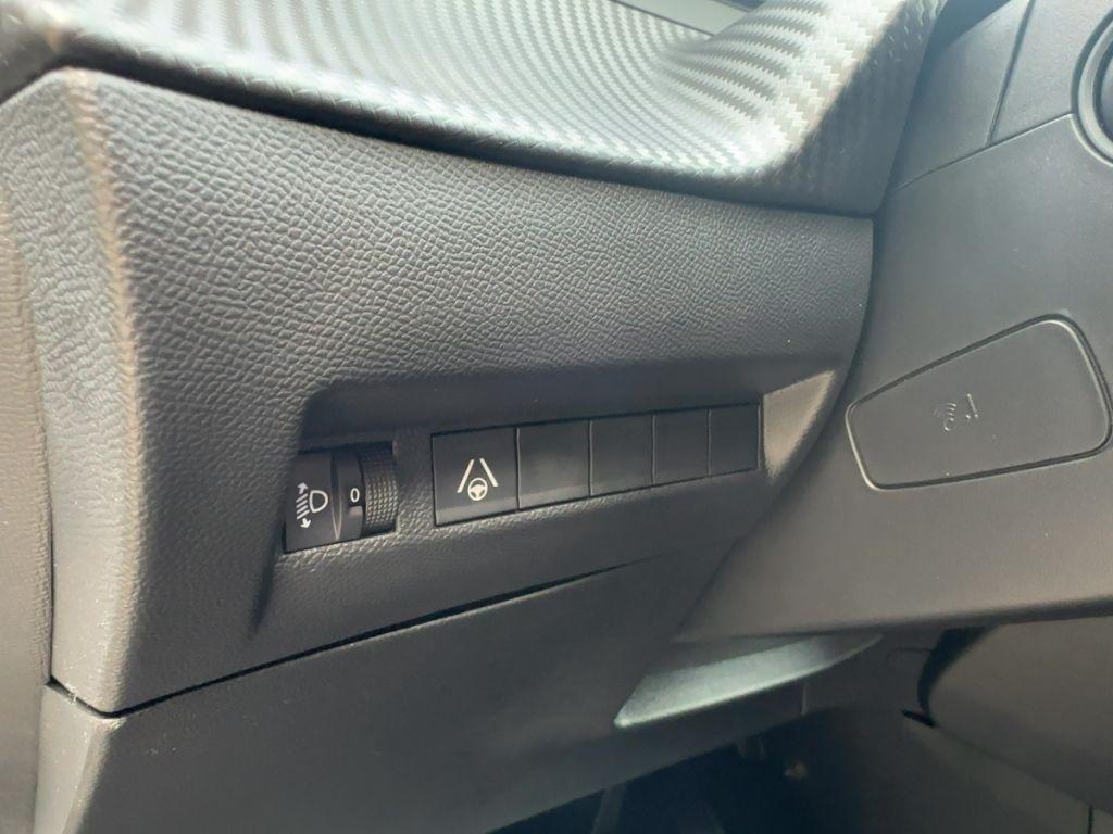 Peugeot 2008 Hybrid 145 e-DSC Allure, Navi, 360° Kamera