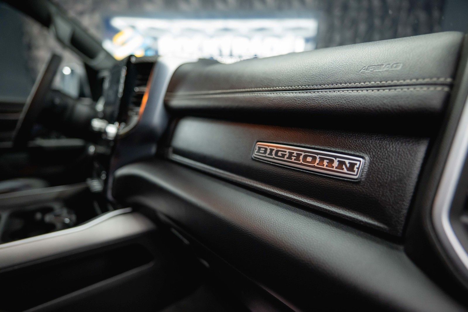 Fahrzeugabbildung Dodge RAM 5.7 V8 HEMI 4x4 OFFROAD Night-Paket LONGBED