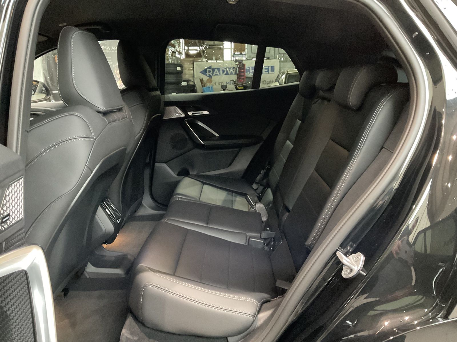 Fahrzeugabbildung BMW iX2 xDrive30 |Aktivsitz |M Sportpaket |19 M LMR