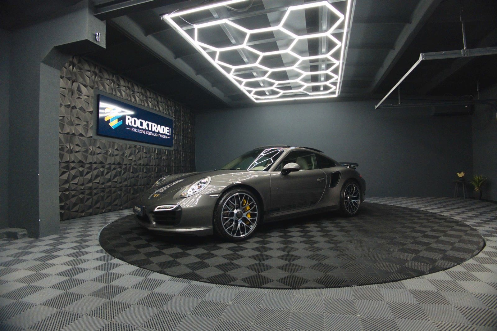 Fahrzeugabbildung Porsche 991 911 Turbo S Coupe Chrono+ | Ceramic | Carbon