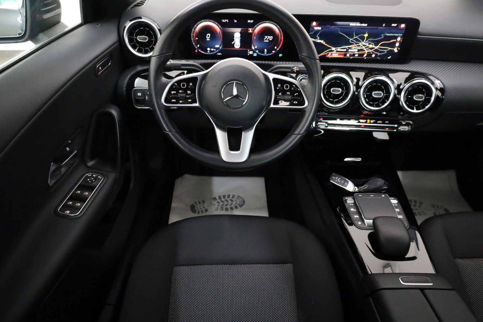 Fahrzeugabbildung Mercedes-Benz CLA 200 d, Navi, SH, Carplay, Kamera, Widescreen