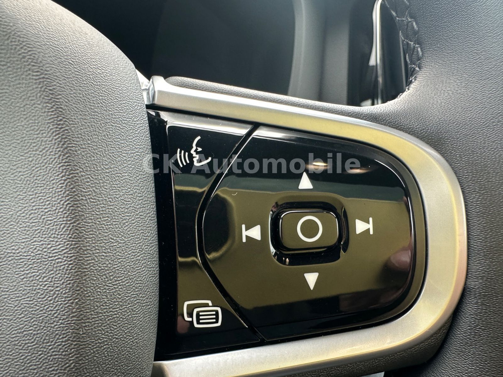 Fahrzeugabbildung Volvo XC60 R Design 2WD/Navi/Pano/Kamera/LED