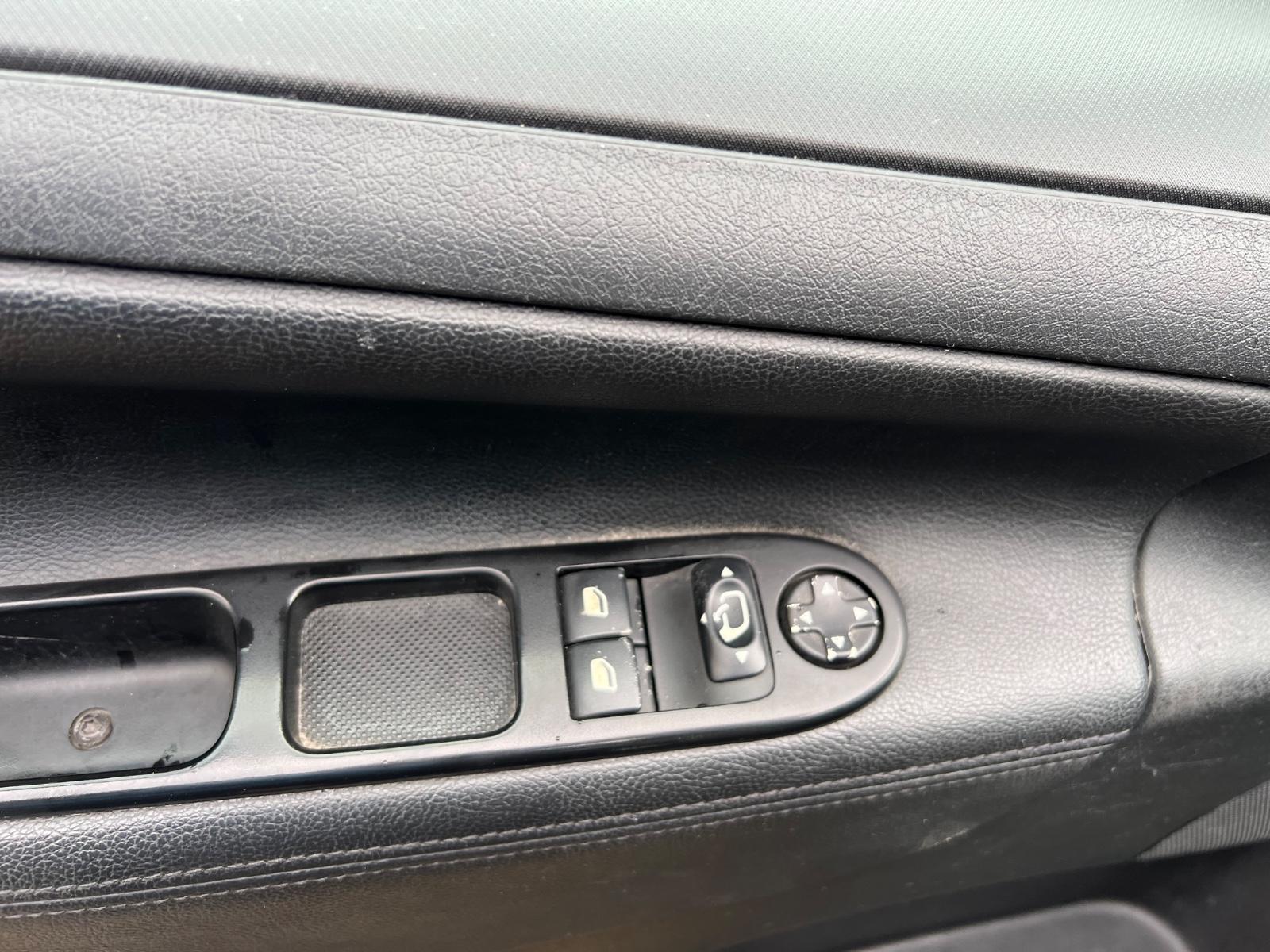 Peugeot 207 2012 — photo 14