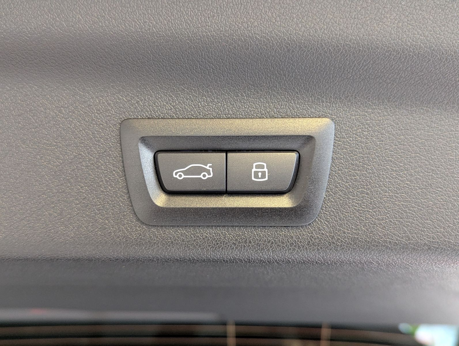 BMW X1 18 d M-Sport Pano Premium-Travel-Paket AHK - Image 19