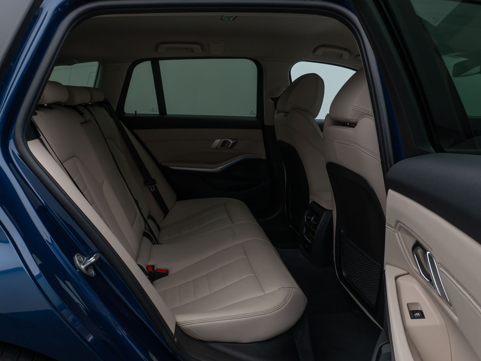 Fahrzeugabbildung BMW 330e xD Kamera HUD DAB HiFi Stop&Go AHK Sport