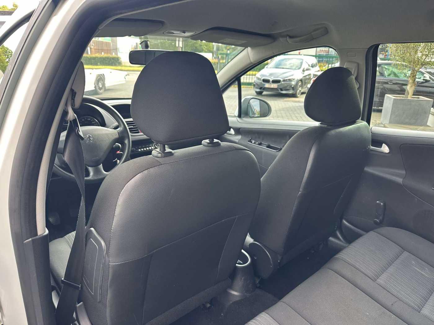 Peugeot 207 2010 — photo 10