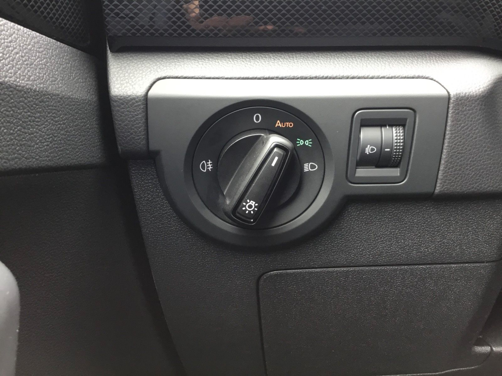 Fahrzeugabbildung Volkswagen T-Cross 1.5 TSI DSG Life+AHK+17"+LED+AppConnect