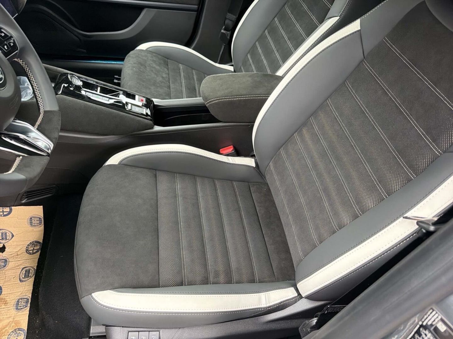 Fahrzeugabbildung Alfa Romeo Junior Ibrida Sport Speciale 1,2 VGT 107kW MY26