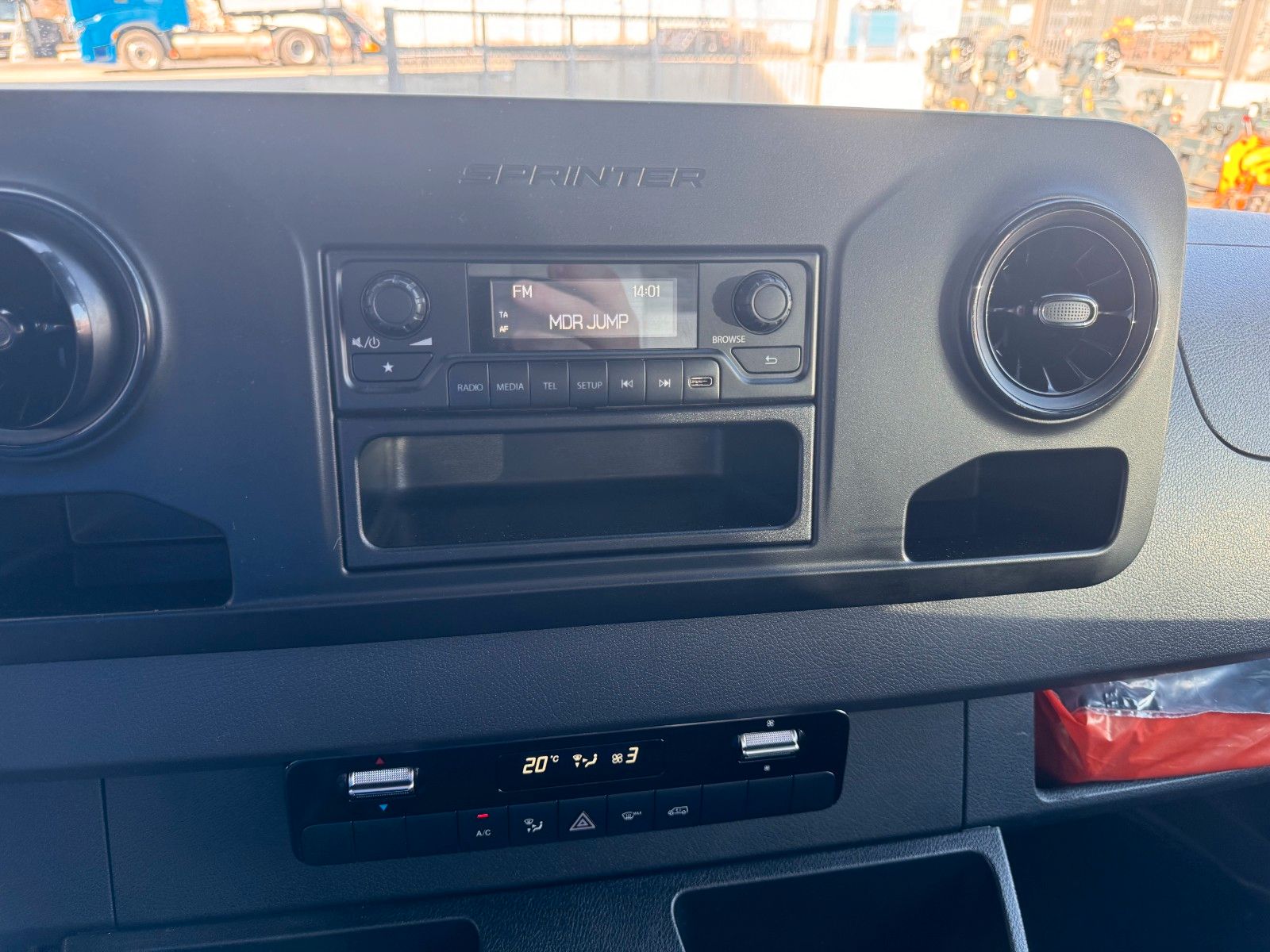 Fahrzeugabbildung Mercedes-Benz eSprinter 312 DHL Regal KEP-Ausbau