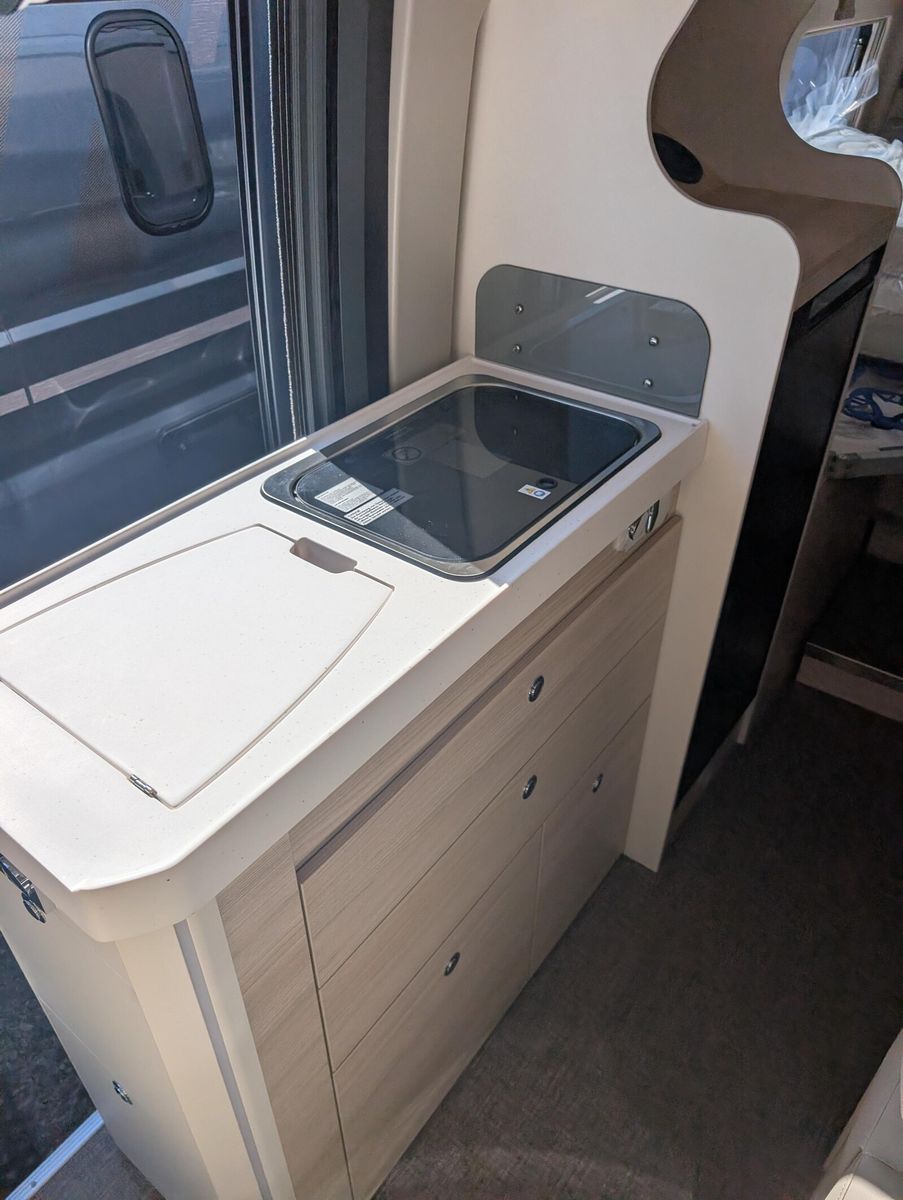 Fahrzeugabbildung Eura Mobil Van V 635 EB  Captain-Chair- Sitze, Skyroof, RFK