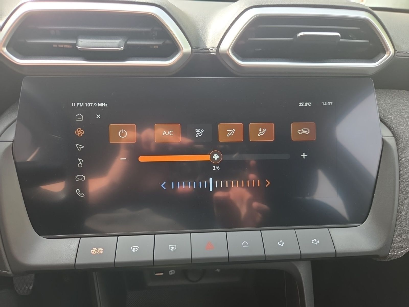 Fahrzeugabbildung MG ZS 1.5 116 PS Schalter Standard *NAVI*KLIMA*DAB*