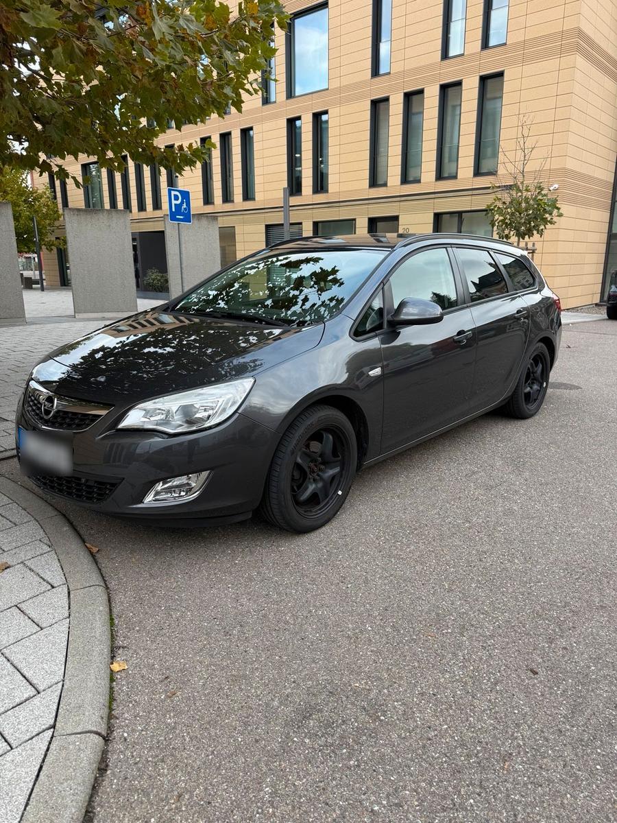 Opel Astra 2011 — rear view