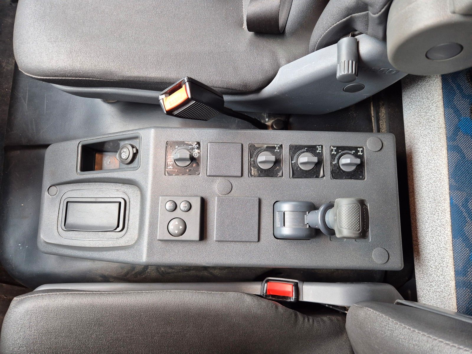 Fahrzeugabbildung Iveco Eurocargo ML100E22WM-BW 4x4 Pritsche L-Haus Bett