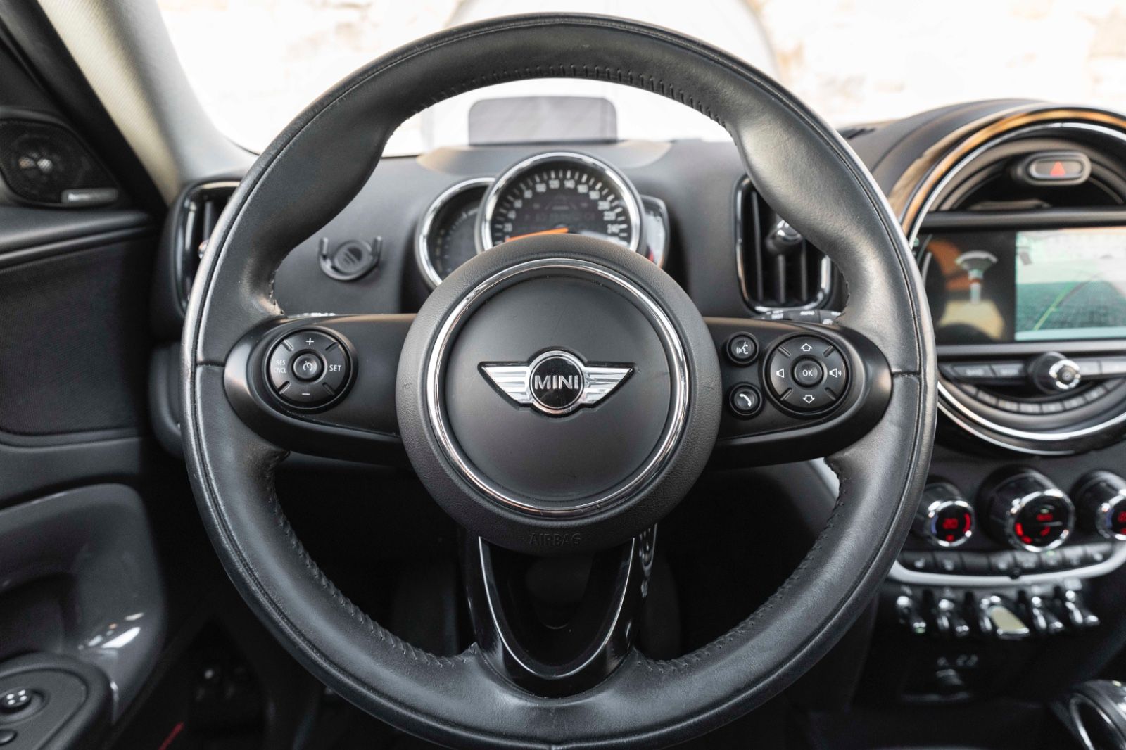 Fahrzeugabbildung MINI Cooper SE Countryman ALL4 H&K HUD LED KAM PANO