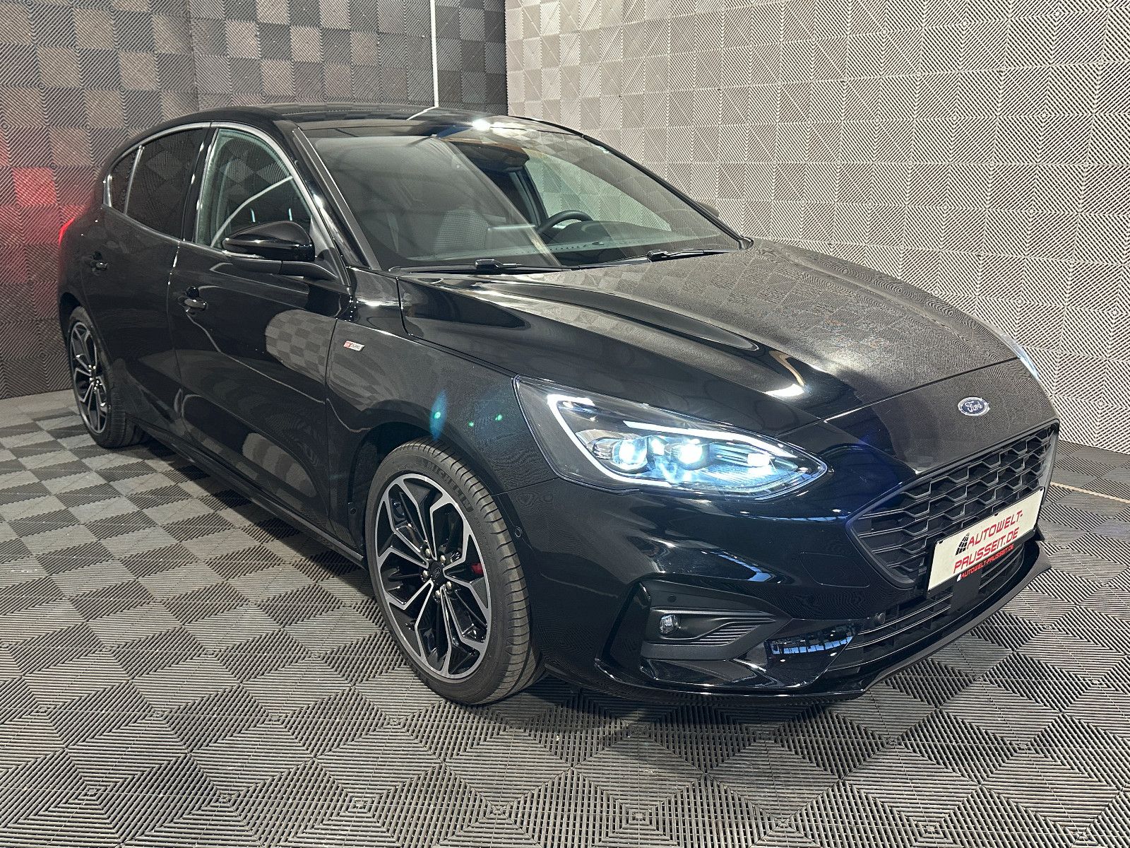 Gebrauchtwagen Ford Focus Focus Lim. 1.0*ST LINE X*LED-PANO-ACC-R.KAM-SHZ in Horb am Neckar