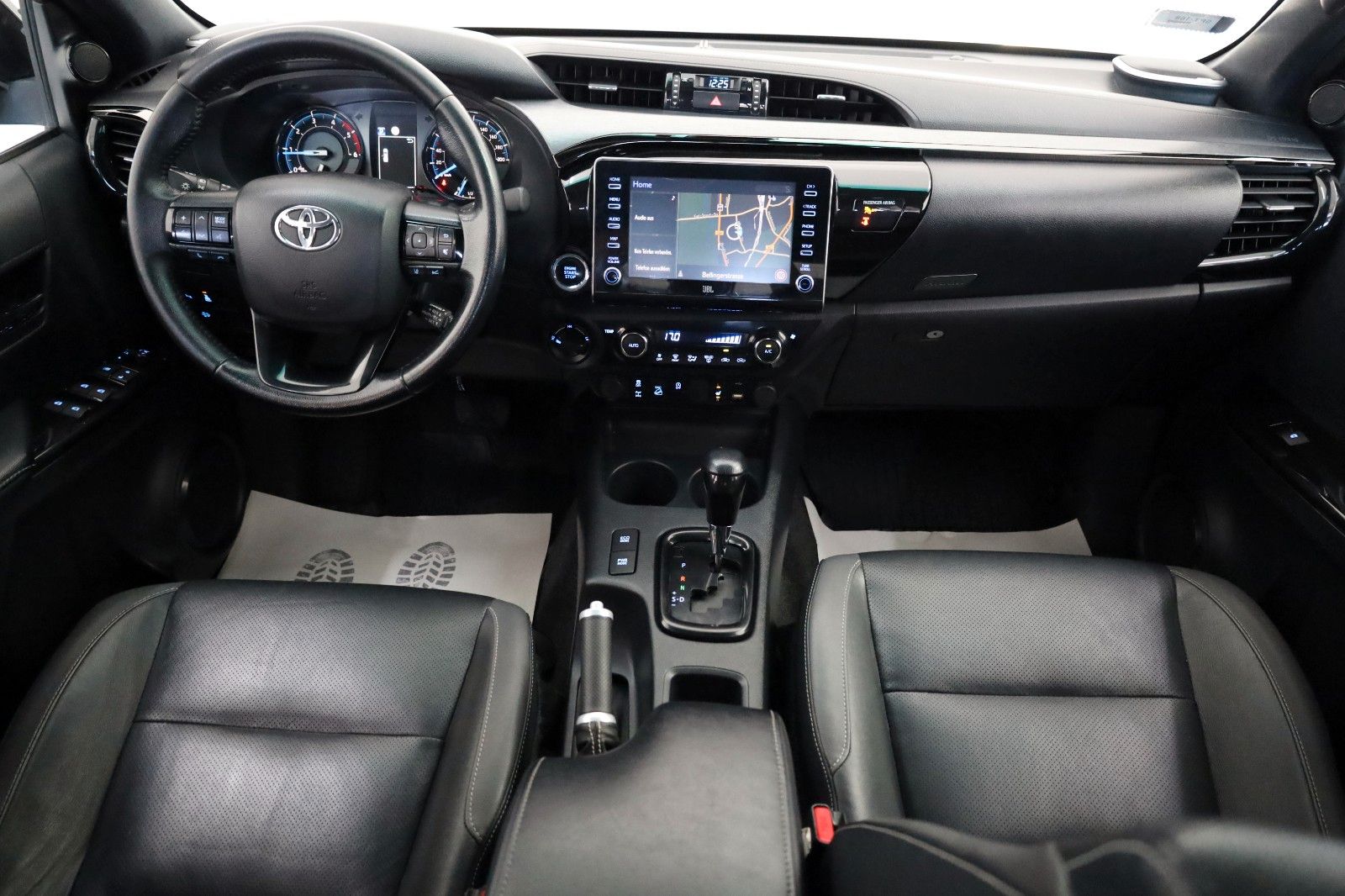 Fahrzeugabbildung Toyota Hilux 2.8 D-4D Invincible, Rollbügel, Rollo, AHK