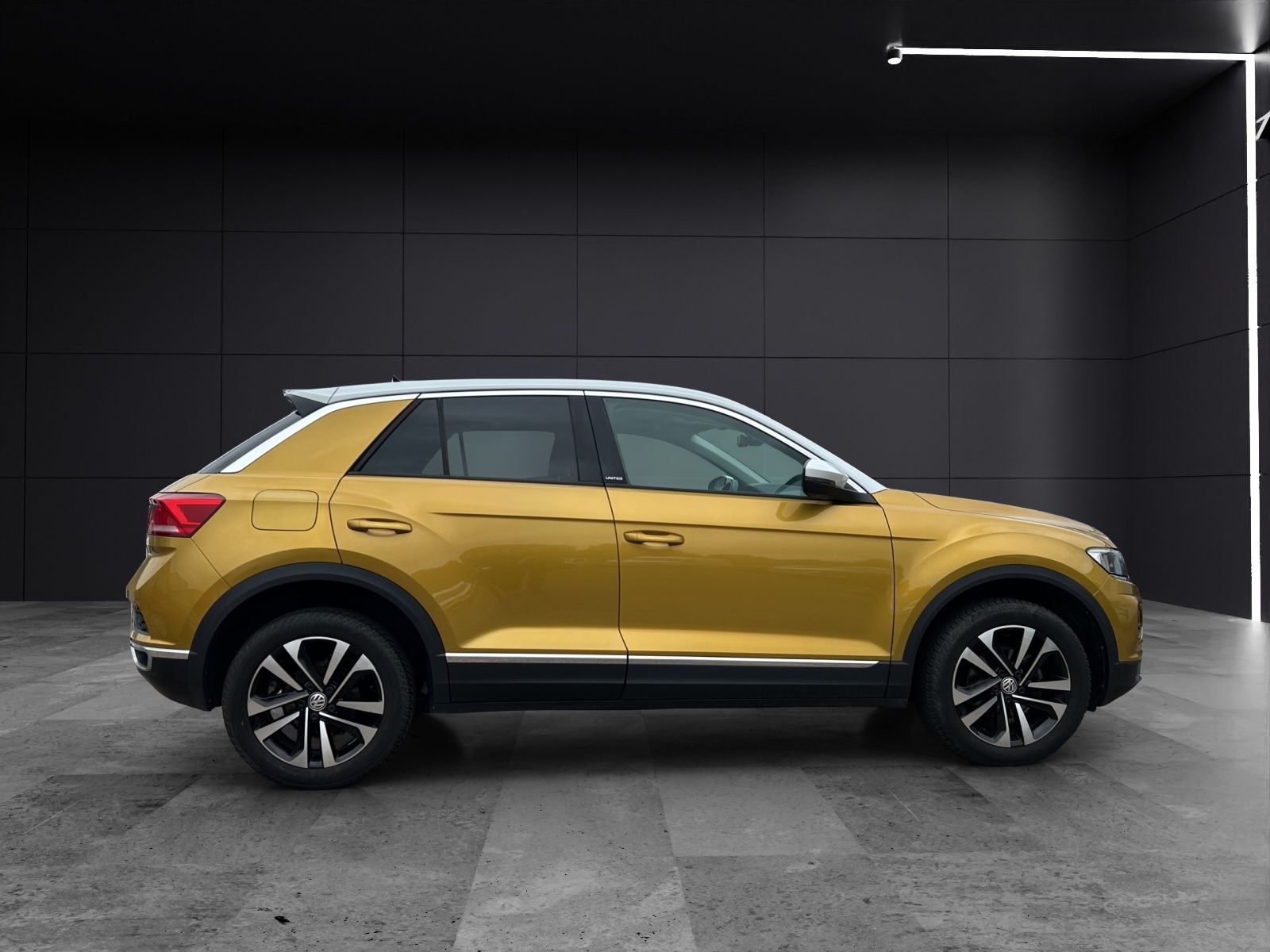 Fahrzeugabbildung Volkswagen T-Roc TSI United DSG LED Navi ACC AHK RFK SH