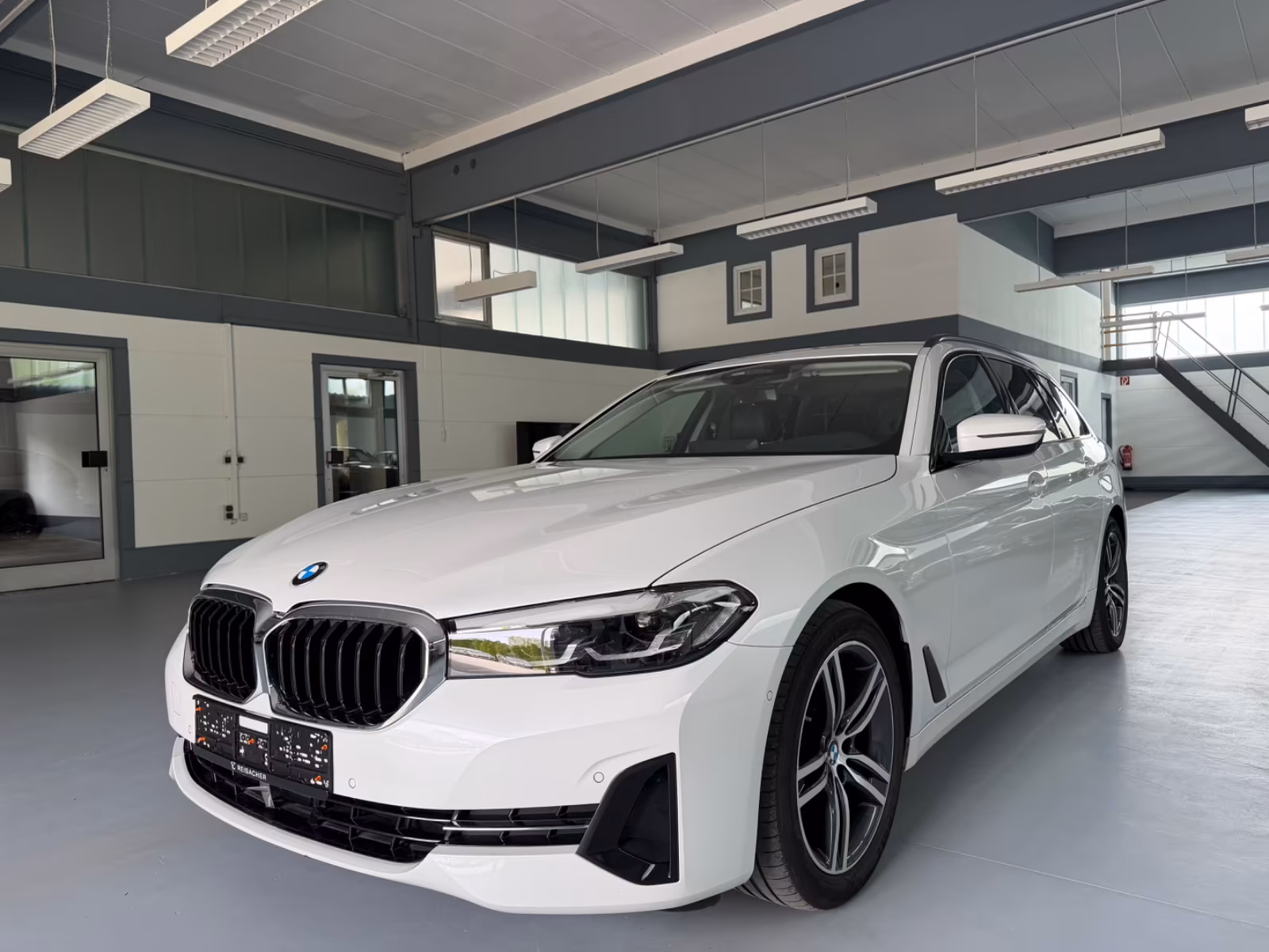 BMW 520D *HEAD-UP*NAVI*LEDER*KAMERA*LED*AHK*DAB*